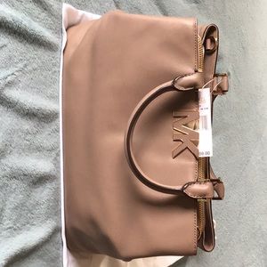 Beautiful Michael Kors shoulder handbag.